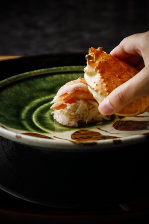 食通をうならせる香箱ガニのお寿司は、12月までのご提供