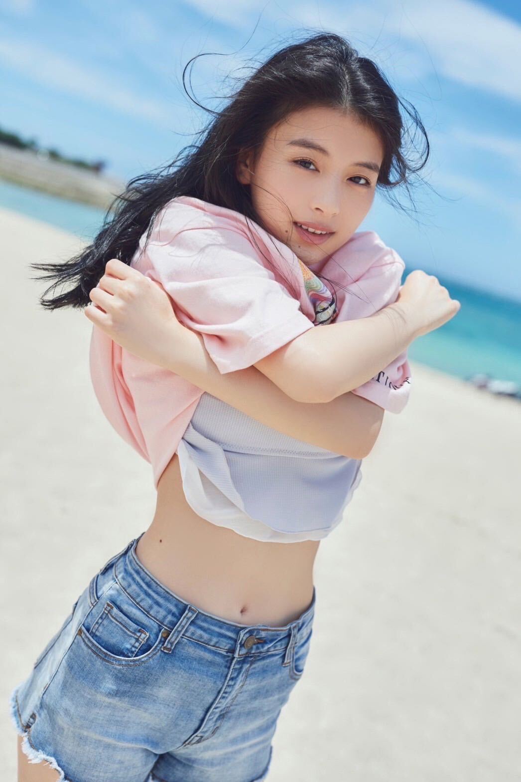 出口夏希、20歳の煌めく瞬間を切り取った初写真集で天真爛漫なヘルシー美脚を披露｜株式会社kadokawaのプレスリリース 5589