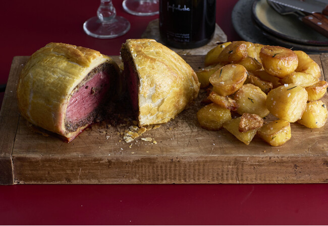 イギリスのメインディッシュとサイドディッシュ　Beef Wellington ビーフ・ウェリントン　Roast Potatoes ローストポテト