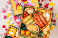 蓋をあけると食べられる花と料理! 感動を呼ぶ、花時間の「花おせち」がパワーアップ! 「春迎えの花おせち2026」は、2025年8月11日(月・祝)より、公式ストア『花時間マルシェ』にて予約受付開始
