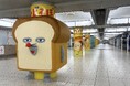 JR池袋駅に大きな「パンどろぼう」と「にせパンどろぼう」が出現！アニメ『パンどろぼう』大型広告実施