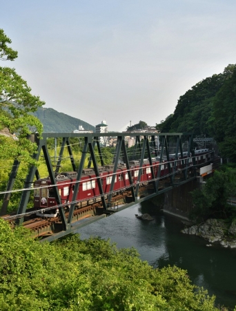 大阪の鉄道13社が大集合した徹底ガイドの他、鉄道のある絶景＆珍景など、大阪の鉄道がより深く楽しめる情報が盛りだくさん！