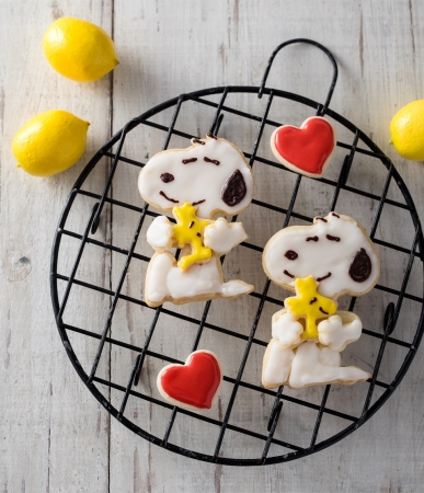 クッキー型つき Snoopyのぎゅっとハグクッキーbook が12月18日 月 に発売 Kadokawa
