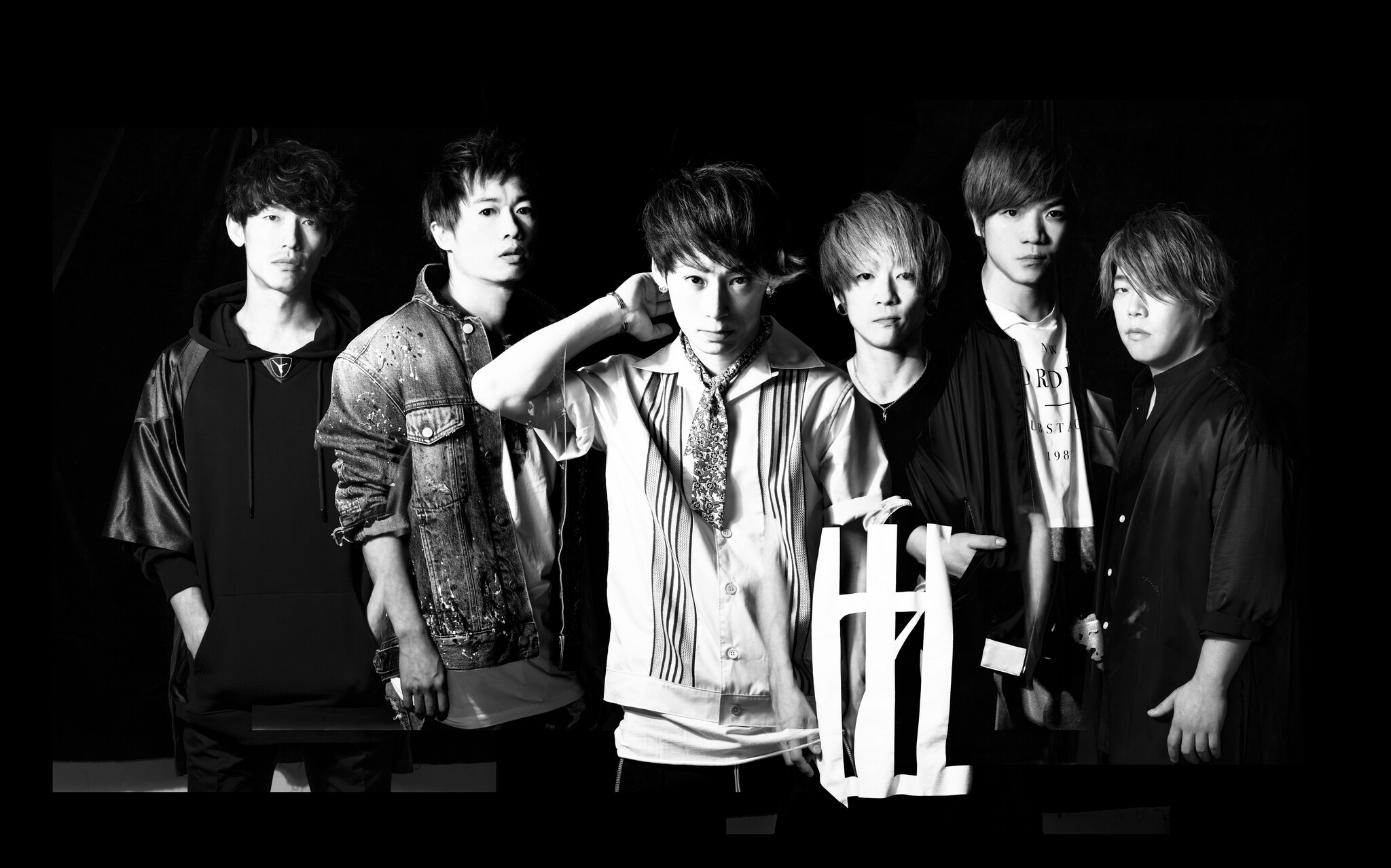 Uverｗorld と写真家 平野タカシの 本気 を詰め込んだ0枚超の写真 Contact 完全受注限定版プレミアムボックスに収録して18年7月26日予約スタート 株式会社kadokawaのプレスリリース
