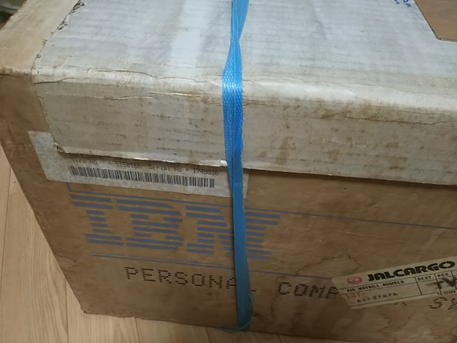 米国eBayにも出たことがないとされる完全に未開封の初代IBM PCの箱。JALCARGOのラベルが見える。