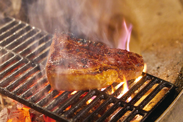 薪の炎で料理する赤身専門ステーキ店「COWSI CAMP」