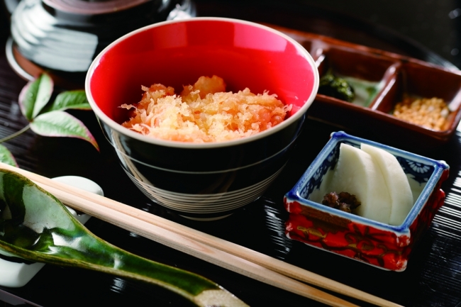 3組限定の天ぷら料理店の締めに登場する天茶セット。エビのかき揚げが絶品