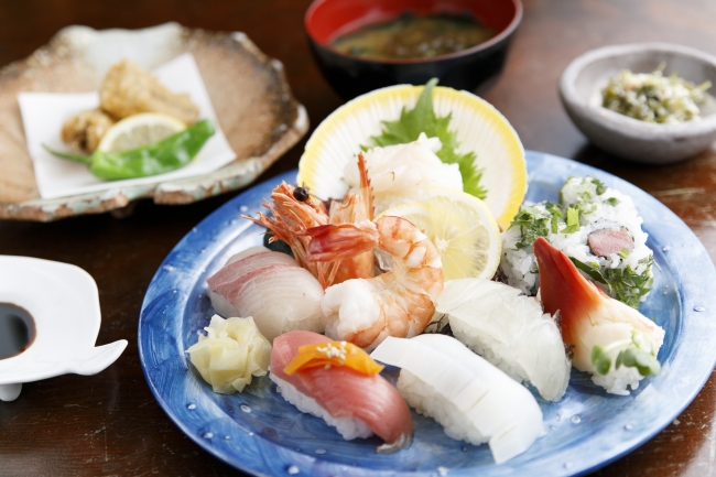 「魚料理の店 達」の「お昼だけ寿司定食」(1620円) 