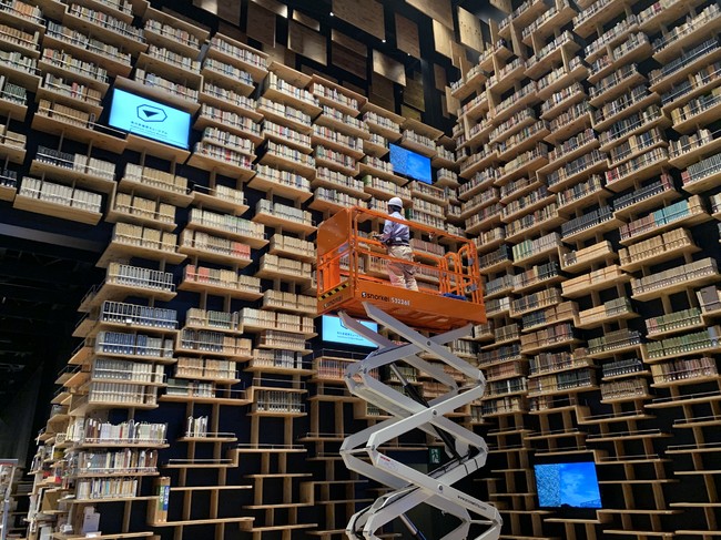 圧巻の 本棚劇場 今しか見られない 配架大詰めの本棚空間をマスコミ公開 株式会社kadokawaのプレスリリース
