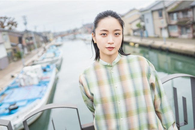 深川麻衣主演映画 おもいで写眞 オフィシャルブック発売 映画ロケ地 富山に再訪して撮り下ろした写真を掲載 株式会社kadokawaのプレスリリース