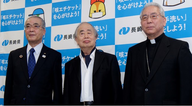左より中村法道知事、角川歴彦理事長、高見三明大司教