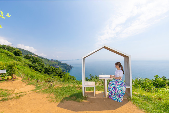 静岡県熱海のアカオハーブ＆ローズガーデン。海と空の美しさを堪能できる。施設内は映えスポットも多数