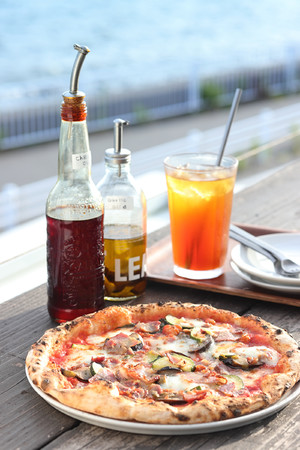 絶景を前に味わう料理もお楽しみの一つ。写真は愛知県西尾市「Pizzeria Ocean」のピザなど