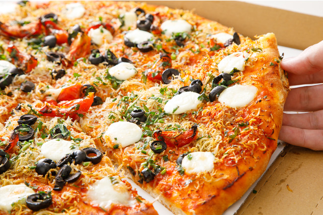 遠州灘しらすピザは人気が高いピザの新商品。具もたっぷりで約40cm￥1,798とお得
