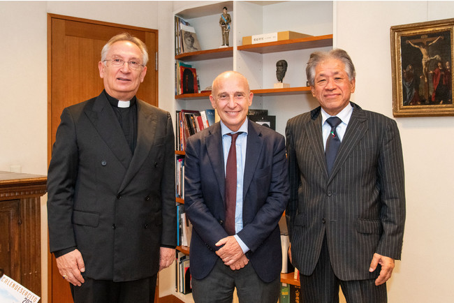 左よりボッカルディ駐日バチカン大使、スタラーチェ駐日イタリア大使、椎名専務理事　