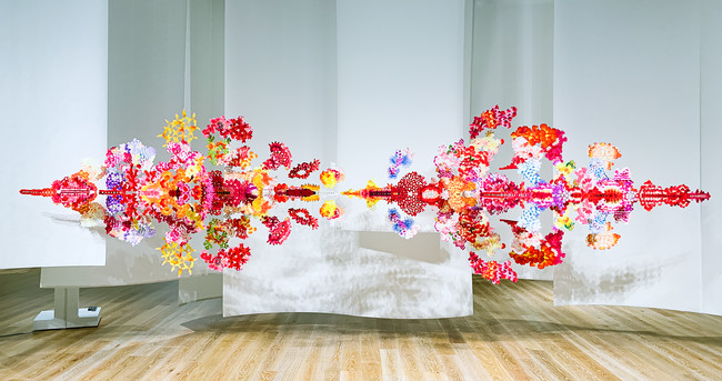 荒神明香《reflectwo》／20062021／W6000 x H2000 x D700 mm／造花、アクリル、ワイヤー／作家蔵