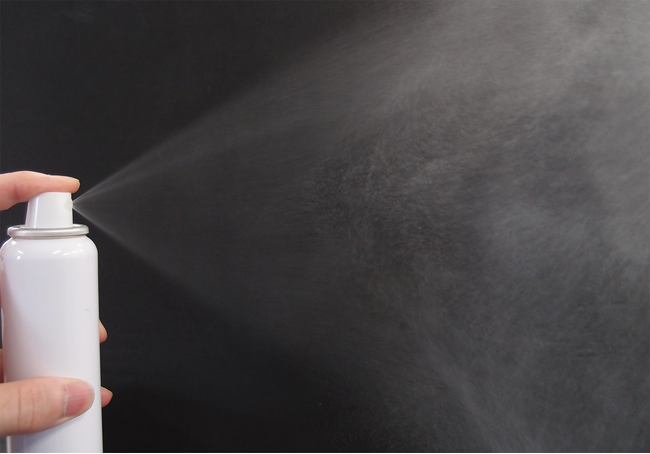 図　セルロースナノファイバーを添加した本スプレー剤の噴霧の様子