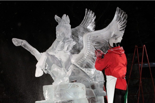 氷が織り成す繊細で立体的な彫刻