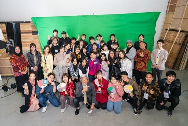 東京・江戸川区にある専門学校内の撮影スタジオにて。日本の専門学生と日本とインドネシアの子どもたち