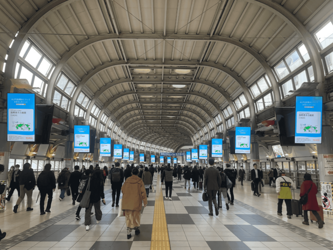 品川駅構内の自由通路のデジタルサイネージに掲出（2023／3／13～26）