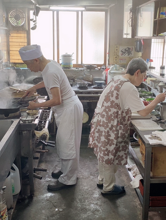 秋田県にかほ市の本店で厨房に立つ長寿を迎える店主夫婦