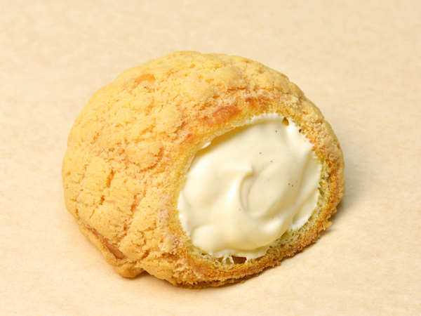  中にはほんのりメロン風味のとろけるクリームがたっぷり