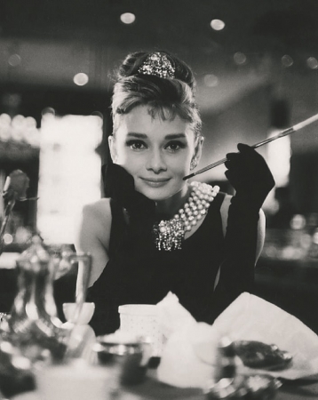 Audrey Hepburn in Breakfast at Tiffanys, 1961. ©Paramount  The Kobal Collection  Howell J Conant
