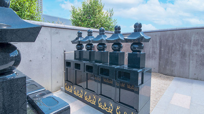 「冥福五輪塔」…五輪をモチーフにした従来のお墓に近い、戸建ての永代供養付き個別墓です。