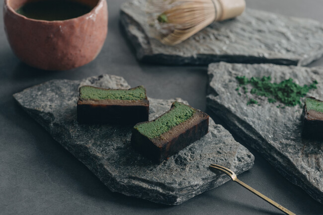 お抹茶との相性はもちろん、蜜芋バスクチーズケーキ同様、コーヒーやカフェラテとも美味しくいただけます。本格宇治抹茶の旨みと苦味、さつまいもの甘味、チーズケーキの酸味とのハーモニーをお楽しみください。