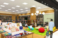 遊び⼼あふれるデザインで、こどもたちの好奇⼼と探求⼼を高めたい!未来屋書店 四日市北店の児童書コーナーに「MOGU®パウダービーズ®クッション」を設置。