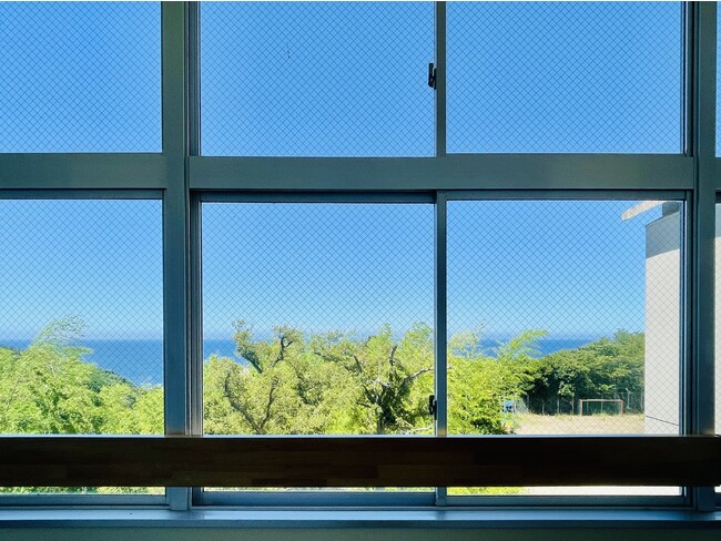 窓から見える日本海の景色