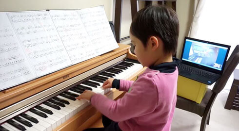 子供ピアノレッスン受講風景