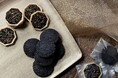 「炭」に着想を得た一口菓子、『プティフールノアール』新発売