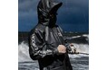 オフショアや磯でも活躍。釣り専用に設計されたDRESS「パフォーマンスPUレインスーツ」が9月発売。防水性と動きやすさを両立した新しい雨具の魅力に迫る。