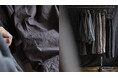 この服の "主役"は何か。それは、生地の質感(=texture)。CONFECTの定番素材・スーピマコットンオックスフォードで作るトラウザーズ。