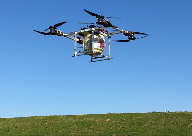 国内最大級『メイド　イン　ジャパン』ＴＰＤ（Transport　Drone）。2斗樽搭載（搭載物49kg：樽 10kg + 水2斗　39kg）状態で飛行に成功