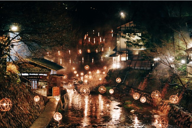 冬だけの限定開催 黒川温泉で 竹の間伐材を使った鞠灯篭のライトアップ 湯あかり が始まります 黒川温泉観光旅館協同組合のプレスリリース