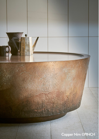 ロンドンのデザインスタジオ PINCHが発表した彫刻的テーブル「Copper Nim」