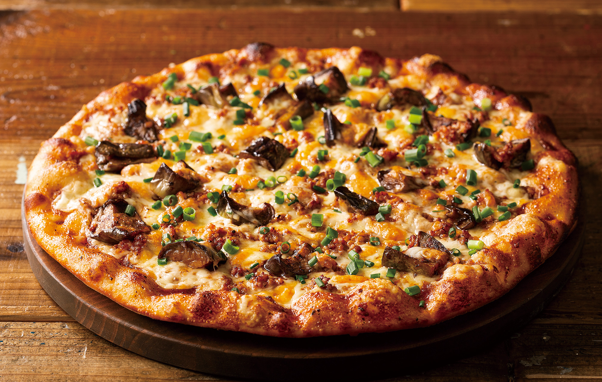 ピザレストラン シェーキーズ 2月は 麻婆茄子のピザ 焼きチーズ仕立て ピリ辛麻婆茄子とミルキーなモッツァレラチーズが絶妙にマッチ ロイヤルホールディングス株式会社のプレスリリース