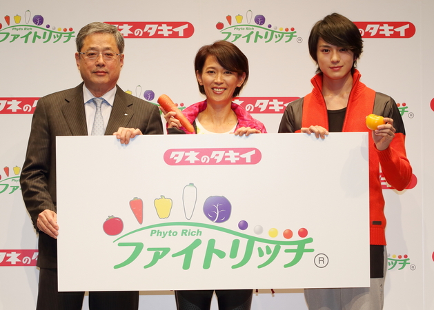 左より タキイ種苗　代表取締役専務  初田和雄、 有森裕子さん、 真剣佑さん