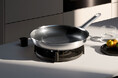 最高の焼き上がりを妥協なき上質な使い心地で。独自のハニカムプロテクト構造と高品質セラミックコーティングが融合した「アルティメット プロフィレジスト」フライパンシリーズが新発売！