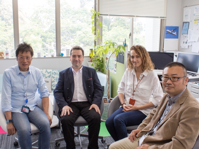 （向かって左から）KOALA社創業者の安達千波矢教授、Ribierre社長、Bencheikh取締役、藤原取締役