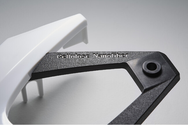 エンジンカバーフレームパーツにCellulose Nanofiber の刻印
