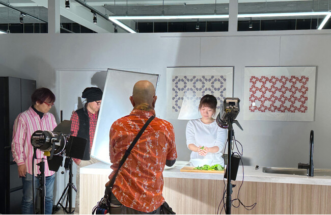 GK京都のカフェエリアでの撮影中の様子 杜若 清司 監督（左）と撮影スタッフ、GK京都の社員（右）