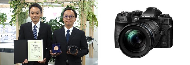 左：受賞者（左より） OMデジタルソリューションズ株式会社　西原、一寸木　右：「OM SYSTEM OM-1」 +「M.ZUIKO DIGITAL ED 12-100mm F4.0 IS PRO」