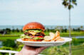 【AOSHIMA PICNIC CLUB】大阪の人気店「CRITTERS BURGER」監修の本格ハンバーガーが登場!絶景とともに楽しむ特別な一皿を。