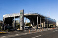 輸入車ディーラーが手掛ける複合施設が大阪・箕面に誕生。「ジャガーランドローバー箕面」のほか、緑やアートを感じる屋上テラスやスターバックスコーヒーが楽しめる「mino terrace」