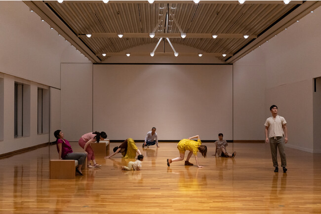 作品のない展示室でのパフォーマンス「明日の美術館をひらくために」　撮影：堀哲平