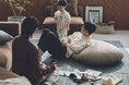 ソファがあるのに、なぜか床に座ってしまう ─ そんな日本人のための特等席。フロアライフを楽しむクッションソファ「BUFFI（バッフィ）」新登場