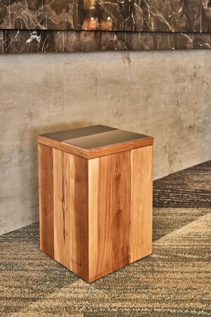 りんごの木を利用したバゲージスタンド りんごの木を利用したバゲージスタンド